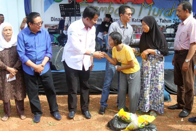 Warga Pulau Antusias Jemput Sembako ke Pulau Pemping